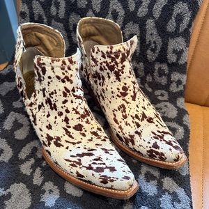 Ariat Ladies Dixon Brown and White Cowhide Ankle Bootie 10033882